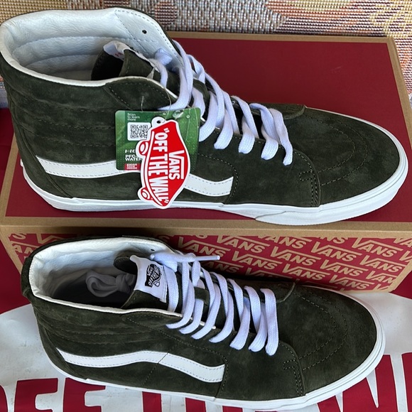 Vans Men’s Sk8-Hi
Pig Suede Grape Leaf
VN0A4BVT50K
Sneakers - Picture 3 of 16